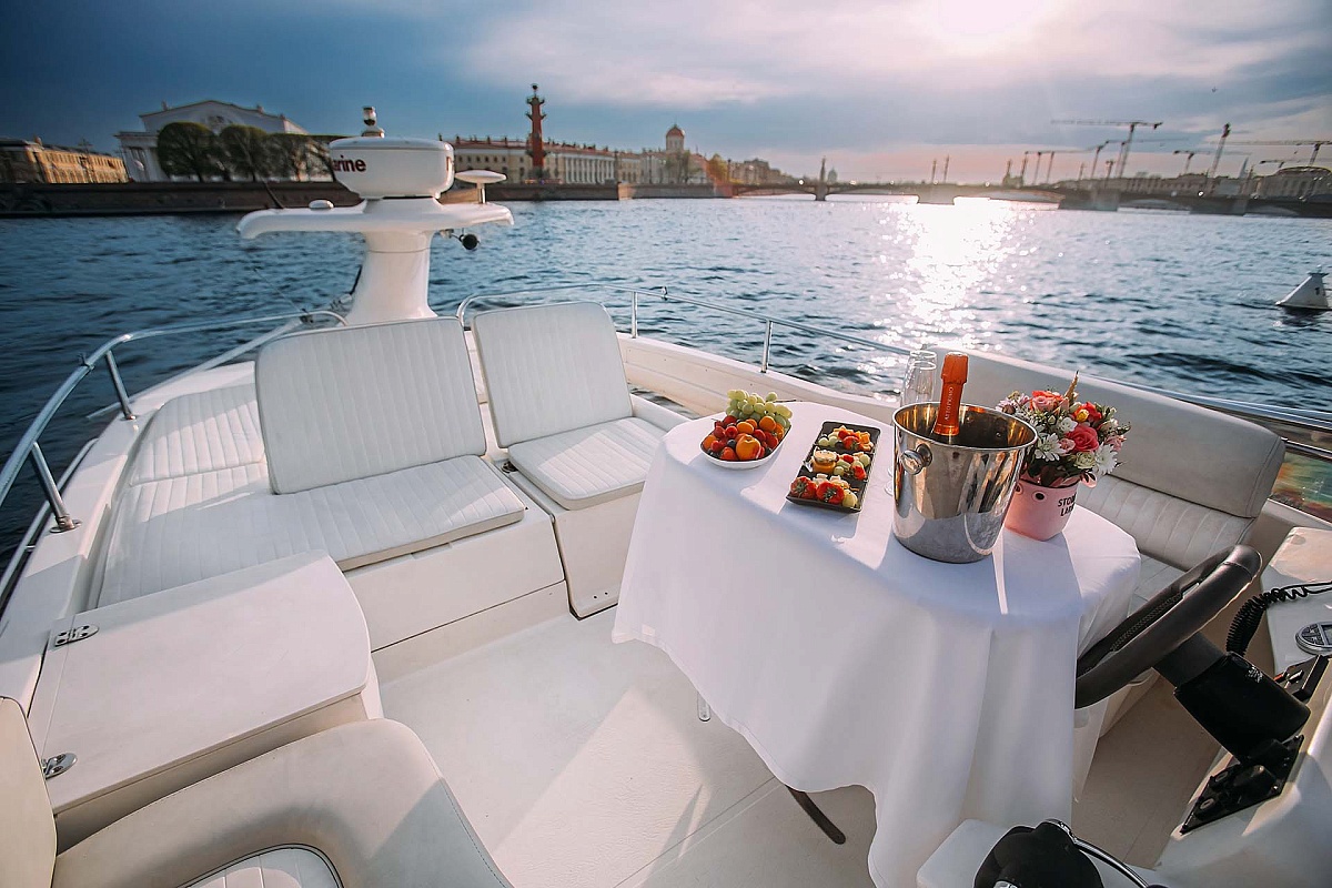 Аренда моторной яхты Sealine 39 АМО в Санкт-Петербурге